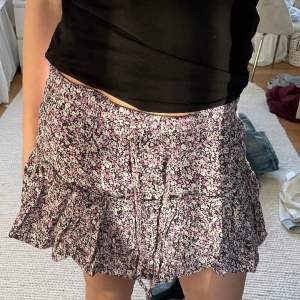 Supergullig zara kjol köpt förra året. Den har som byxor inuti och jag tycker det är snyggt att vika ner kanten lite (som på första bilden). Tveka inte att höra av er💘