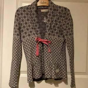 Odd Molly kofta stl 2 - Säljer en jättefin oddmolly kofta stl 2 Den är i fint skick och sparsamt använd. 