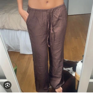 Bruna linnebyxor  - Inte min bild! Jättefina bruna linnebyxor från H&M som inte längre finns att köpa. De är i fint skick och säljer då de tyvärr är lite för korta för mig i benen. Jag brukar vanligtvis ha 34 men dessa är i 32 och sitter som en smäck på mig☺️