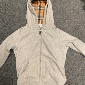 Burrberry zip hoodie grå - Helt fel fri köpte från vestaire collectiv och var i fel storlek. Den är L men skulle passa M och lite mer bagy på en S. Pris kan diskuteras vid snabb affär!
