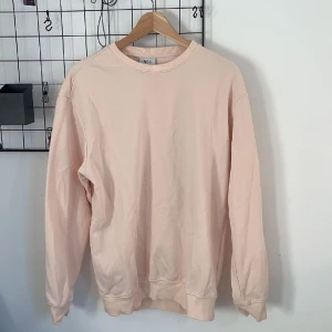 Sweatshirt  - Sparsamt använd och i väldigt fint skick💗