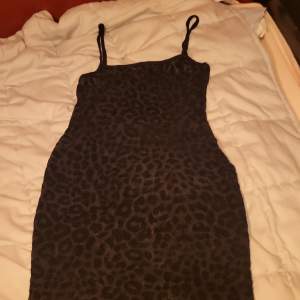 Svart meshklänning, med leopard mönster i velvet, as snygg över klänning.