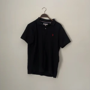 Svart Ralph lauren piké  - Fin svart Ralph lauren piké i bra skick. Skriv om ni är intresserade! 