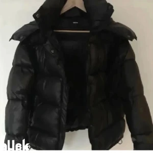 Bikbok jacka - säljer min fina bikbok jacka som är slutsåld. Mycket bra skick. Storlek xs men oversized. Luvan medkommer☺️(Lånade bilder). Fri frakt mellan 11:00 och 15:00 idag (21 januari)