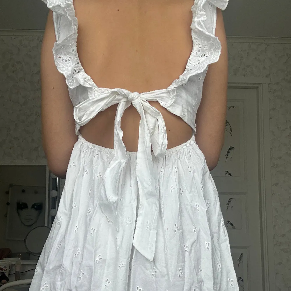 Så fin vit klänning!! Perfekt till skolavslutning/ student💞💞🙌🏻 Stl 32 men skulle säga att den mer är som en 34/36💘. Klänningar.