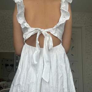 Så fin vit klänning!! Perfekt till skolavslutning/ student💞💞🙌🏻 Stl 32 men skulle säga att den mer är som en 34/36💘