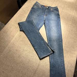Jeans från märket the odenim, modell ”O-MORE” med slits.   Nypris 1599kr