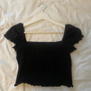 Svart Topp - Svart fin sommartopp från hm! Använd ett fåtal gånger💕 orginalpris: 199kr. Strl S (sitter som en xs) hör av er vid funderingar 🥰