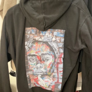 Hoodie med tryck - Hoodie med as coolt tryck på ryggen köpt av ett uf företag jag inte minns namnet av:( 