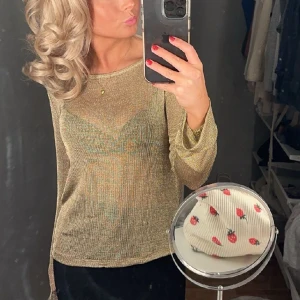 Guldig topp - Skitsnygg guldig topp i lite mesh -stål tyg från Ginatricot😍 Använd endast vid ett tillfälle.