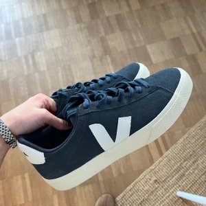 Veja skor - Min bror säljer sina helt nya mörkblå Veja skor i mocka och i storlek 42❤️ Aldrig använda! Nypris ca 1500kr!