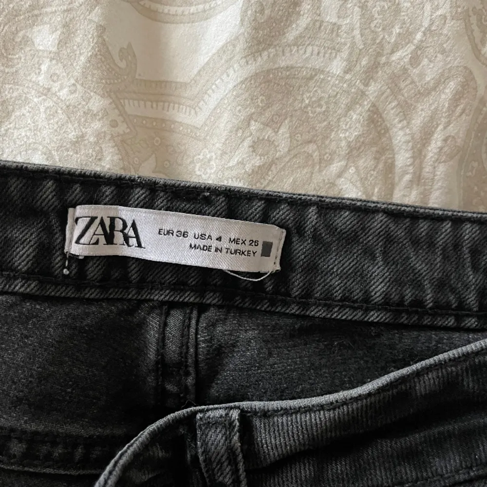 Jeans från zara i storlek s, aldrig använda!. Jeans & Byxor.