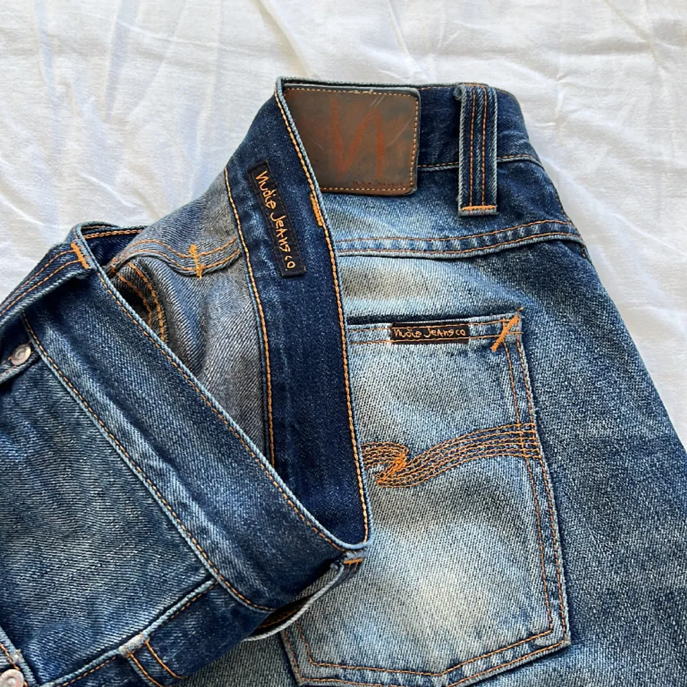 Snygga jeans från Nudie Jeans.  inte för baggy och verkligen inte för tighta. skick 8/10. Jeans & Byxor.