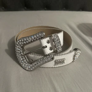 B.B Simon Belt ”Blanco” - Säljer nu ett riktigt fett bälte från B.B Simon. 100% äkta köpt från deras officiella hemsida. Nyskick, använt fåtal gånger.