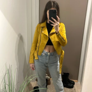 Zara jacka - En gul jacka i mockaimitation från Zara. Använd endast ett fåtal gånger, väldigt fint skick