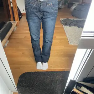 Lågmidjade jeans  i storlek W27 L32. Har inte använt på sistone så kände för att sälja. Dom är i 10/10 i skicket💓priset kan diskuteras. Kom privat för fler frågor 