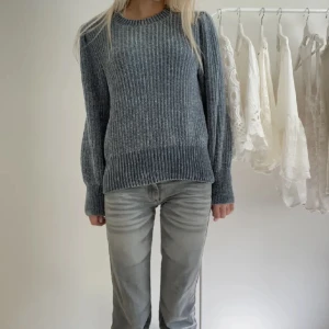 Stickad tröja - Säljer denna fina stickade tröja då den inte längre kommer till användning💕 Super skönt material i en fin blåskimrande färg🫶