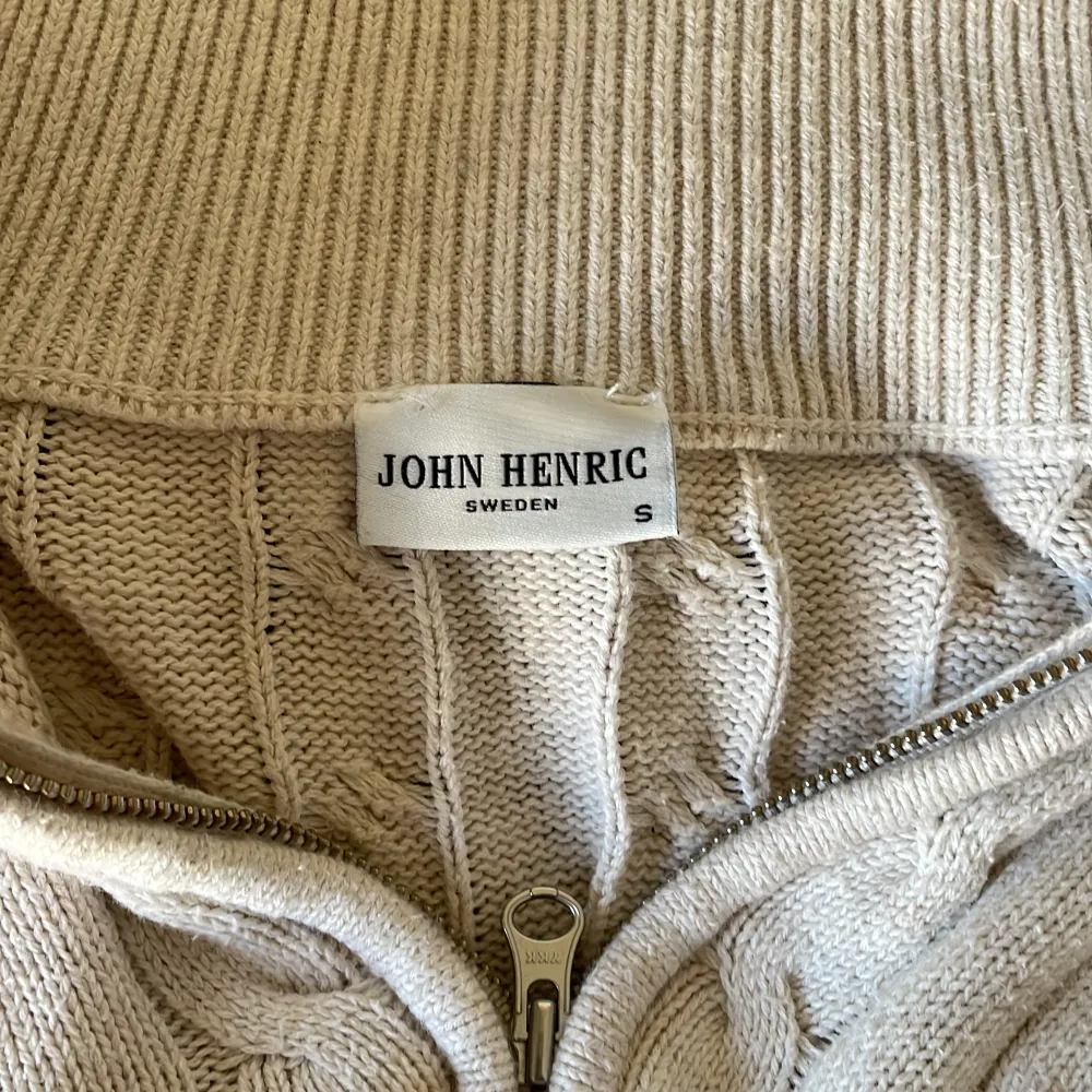 Säljer en halvzip från John Henric | storlek: S - M | Sicket på tröjan är väldigt bra utan några defekter | Mitt pris: 299kr - Nypris: 900kr | Modellen är 172 och väger 65 kg | . Stickat.