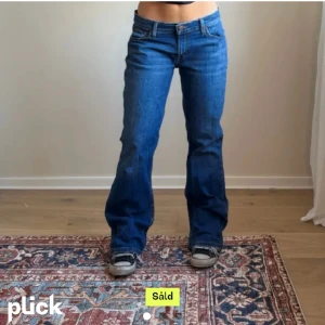 Lågmidjade vintage jeans  - Jättefina lågmidjade Levis jeans som är köpta på plick men som tyvärr inte passade på mig. Midjemåttet är 87 cm och innerbenslängden är 83 cm ❤️