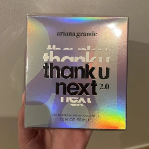 Oöppnad parfym  - En oöppnad Ariana grande parfym (thank u next 2.0). Luktar sött och gott🩷 Säljer den pga av att jag redan har en. Nypris är 500kr  