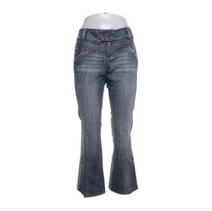 Jeans - Jeans med detalj på bakfickan😍