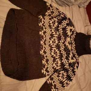 Stickad tröja - Stickad brun och vit turtelneck.as mysig och varm med 12% ull. inte kliig 😁 står S men är strechig och rymmlig. Priset går att diskutera