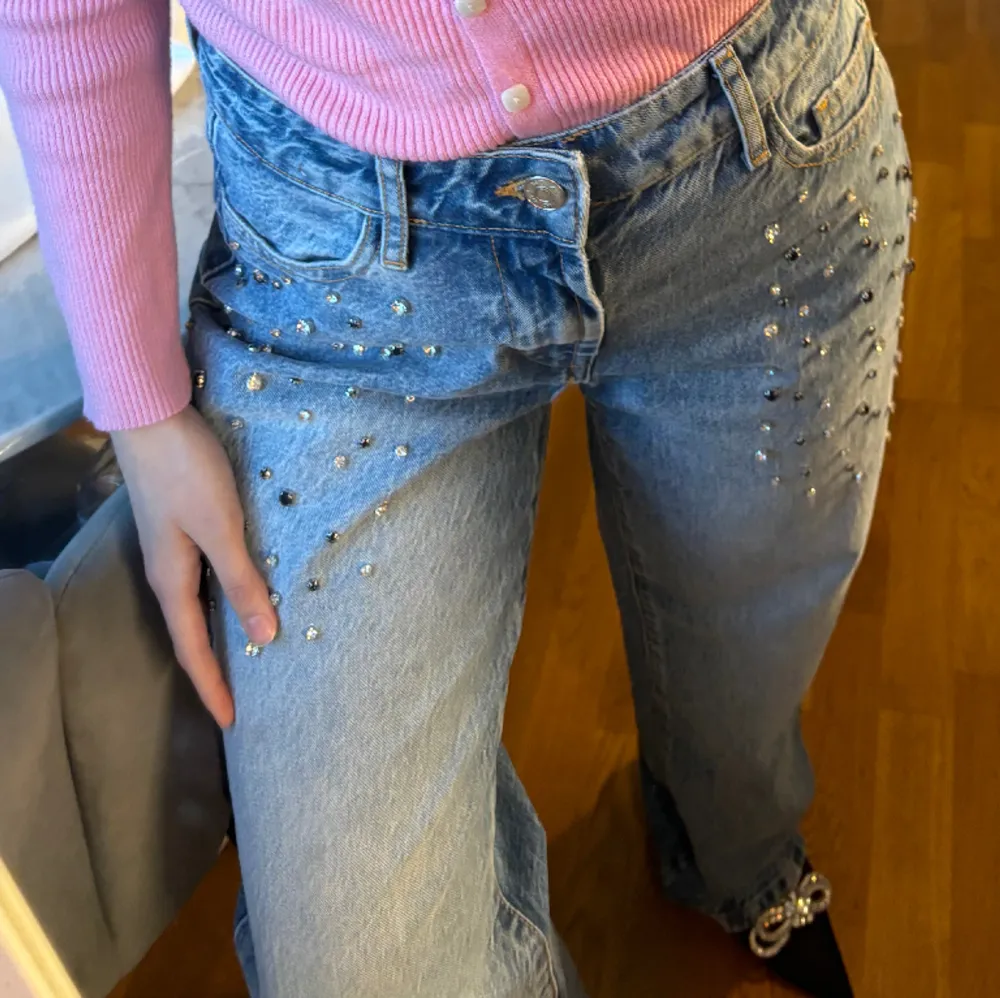 Ett par jeans från zara, använt endast en gång. Storlek 36/ har 34 i storlek och den sitter perfekt.. Jeans & Byxor.