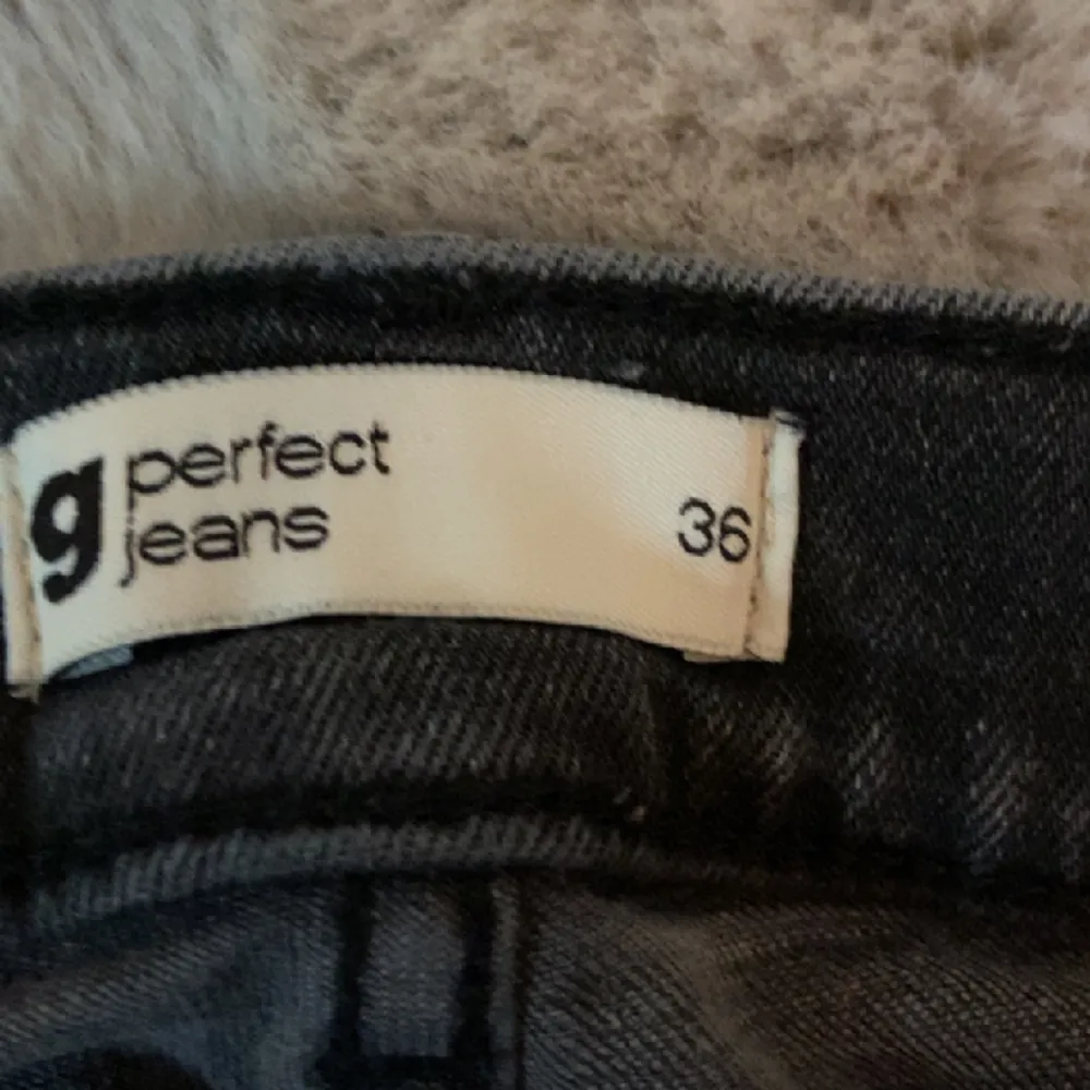säljer dessa  jeans! de fick ett hål ungefär vid bakfickan men har sytt igen det så inget man tänker på särskilt mycket! de är storlek 36 från Gina Tricot. köpte för 500kr och säljer för 200kr pris kan diskuteras💞. Jeans & Byxor.