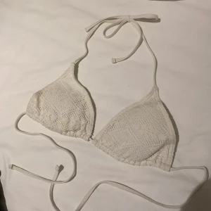 Bikiniset  - Väldigt fint bikiniset med spets😇 överdelen är testad en gång, men underdelen är ej använd. Storlek s i båda delar. 