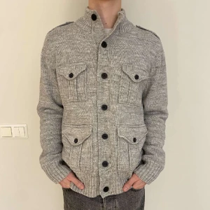 Stickad cardigan - Säljer en snygg stickad cardigan från märket dissident, den går också att använda som jacka. Tröjan är i mycket bra skick och otroligt skön. Storlek L men sitter som M. Nypris i butik är 1399kr och mitt pris är 399kr. Jag är 180 cm lång. 