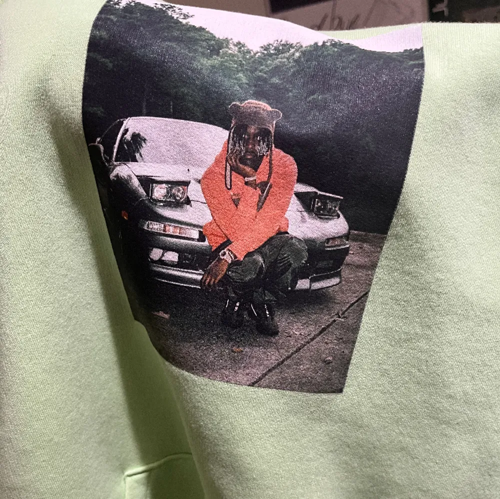 Säljer min gröna lil yatchy hoodie som ja inte använder längre. Rätt så bra skick.. Hoodies.