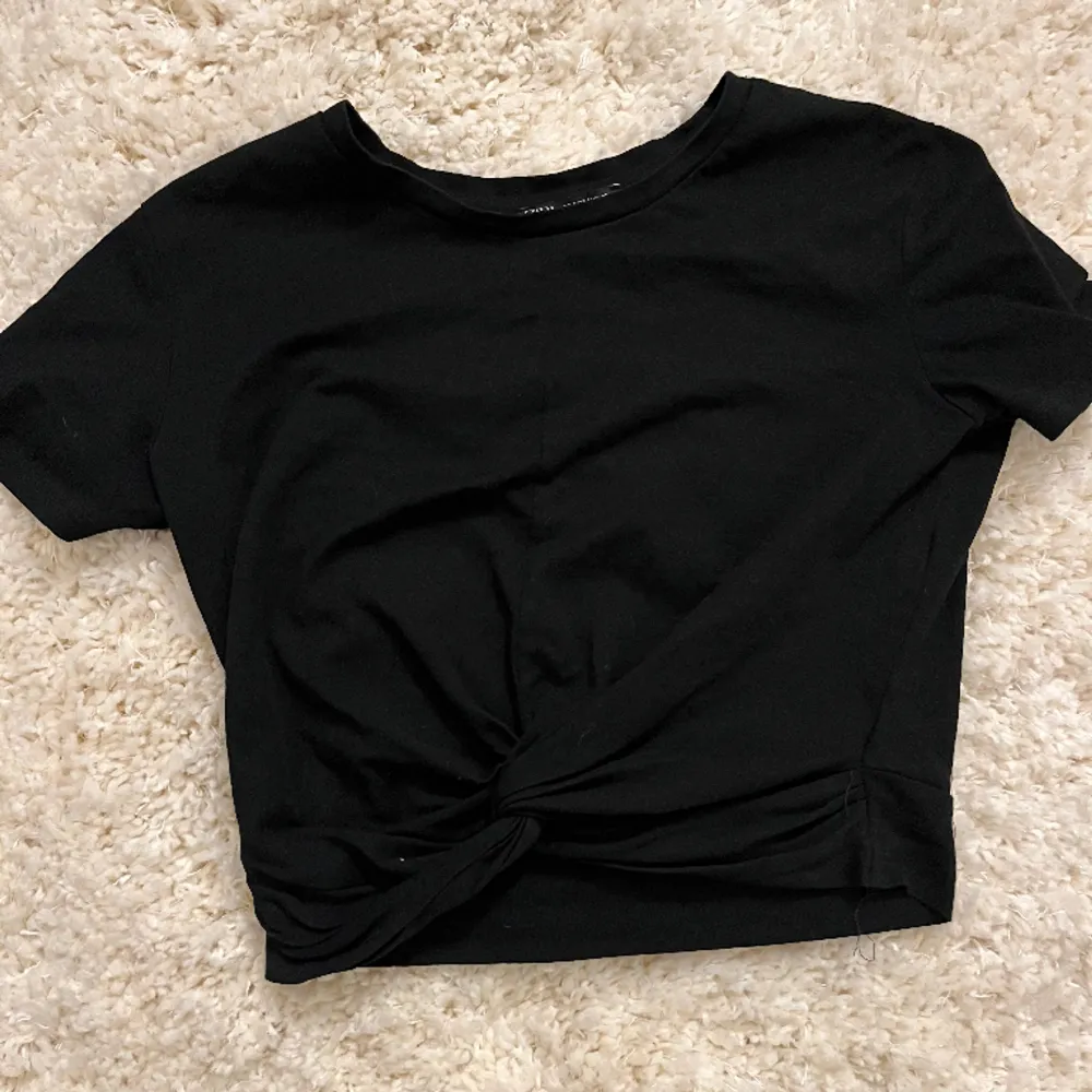 Jättegullig svart T-shirt med en knut längst ner. Från ZARA i storlek XS/S. Använd ett par få gånger då den tyvärr är för liten för mig 💗💗💗. Toppar.