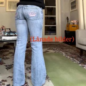 Victoria Beckhamn Jeans - Lågmidja jeans från Victoria Beckham med rosa kronor. Svårt att få tag på!!Midjemått: 84, innerben:74. Passar perfekt på 165cm! Säljer jeansen eftersom dom va för korta för mig!!💗 Skriv gärna privat för mer info eller frågor!!💗