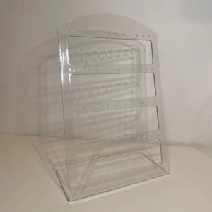 Ställning för örhängen - Basic örhängen hållare typ. Genomskinlig och ganska stabil, fint att hänga sina örhängen på så ser det väldigt fräscht ut. Inga sprickor mm. Gjord i plast