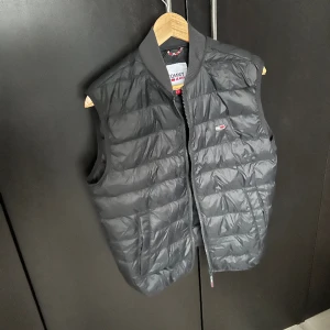 Tommy jeans(tommy hilfiger) väst - Använd max 1 gång, fick som present förra året har bara legat hemma, storlek XS passar även S relativ stor i storleken