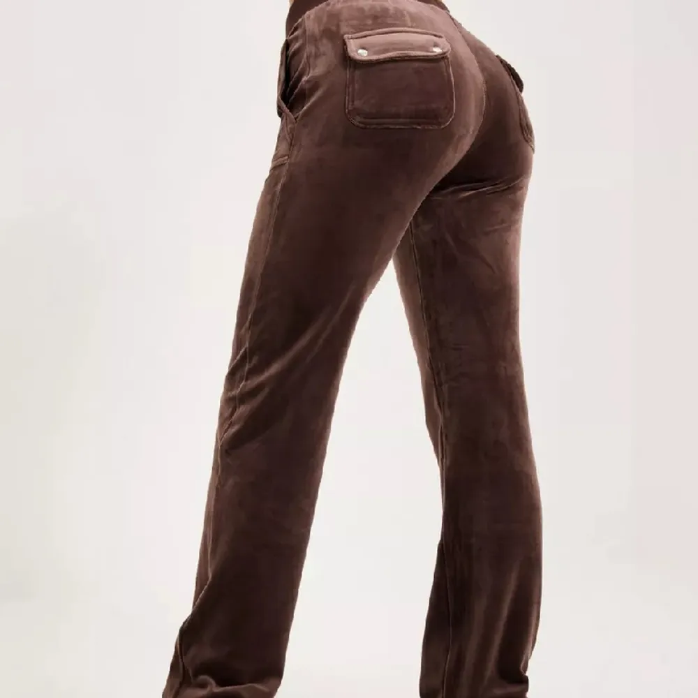 Så fina bruna juicy byxor köpta på Nelly💕säljer dem då de inte kommer till andvänding längre💕bra skick!köpare står för frakt!. Jeans & Byxor.
