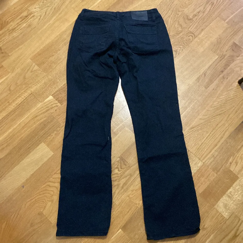 Säljer ett par ltb jeans som ej kommer till använing och är lite för stor. Köptes på zalando för 400 kr. Det är vlarie fit. Pris kan diskuteras💖. Jeans & Byxor.