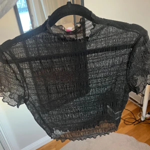 Genomskinlig topp - Hej! Säljer denna genomskinliga topp fårn Shein då den inte kommer till användning. Inga defekter, hör av dig vid frågor eller köp🩷