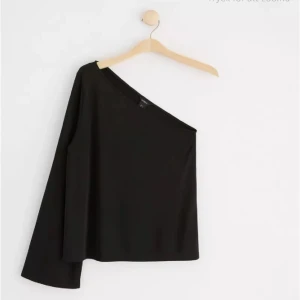 One shoulder topp  - As snygg och skön topp!💞endast använd 2 gåmger så som gott som ny!😇