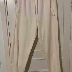 Fred perry byxor  - Säljer mina fred perry byxor storlek L  Nu pris 1300kr mitt pris 700kr  Tveka inte om du har någon frågor kring byxorna 