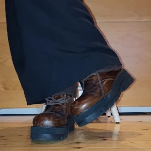 Låga Destroy platå boots i ljusbrunt - *Äkta läder* Ett par assnygga låga platåboots från 90-talsmärket Destroy. Begagnade men aldrig använda av mig då de var för stora:/ ✩ 3,5 cm främre och ca 5 cm klack ✩Aningens skavt på tåspetsarna men inget lite skokräm kan fixa. ✩PM för mer info:)✩