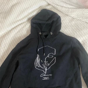 Svart hoodie me tryck - Nu säljer jag denna as coola hoodien!💓 e köpt den Zalando. Och säljer denna då den bara legat i min garderob och inte kommit till använding! 💓