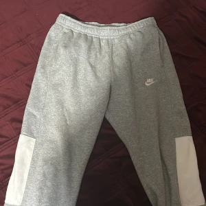 nike byxor  - 2 veckor gammla nike byxor  pris kan diskuteras 