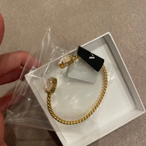 Caroline svedbom armband - Helt nytt armband ifrån Caroline svedbom i guld med ljusrosa/beige Sten 