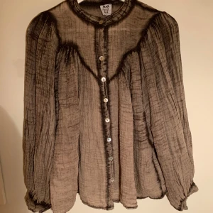 Blus - Unik blus i brun/grå färg. Aldrig använd så i väldigt bra skick! Står ingen storlek men skulle säga S-M.  Skriv privat för fler bilder/frågor 🤍