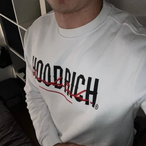 Hoodrich Sweatshirt  - Vit tröja i storlek L. Köptes för 800kr och säljs för 500kr. Mycket bra skick och endast använd 2-3 gånger. Slutsåld modell! 