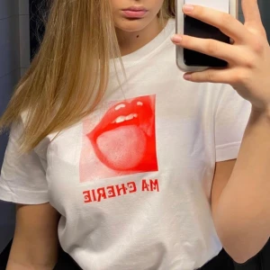 Hov1 merch - Ma Cheri t-shirt köpt på Hov1s hemsida, köpt 2019. Strl M. Säljer även mer merch, vid köp av flera går det att få det för ett billigare pris!