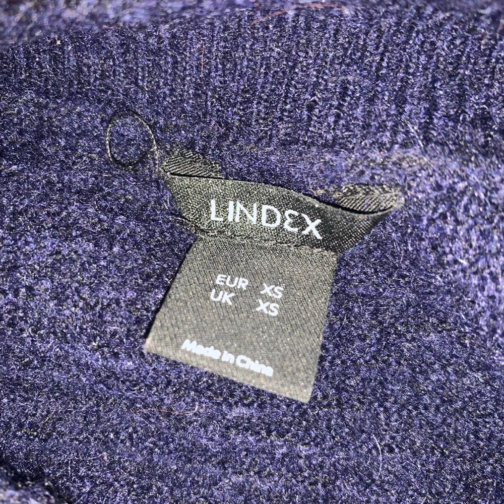Mörkblå stickad tröja från Lindex i storlek XS men passar även S😇Orginal pris: 600kr . Stickat.