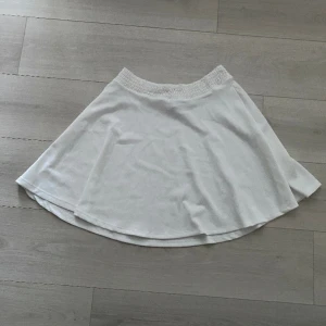 Kjol - Kjol från lager 157. Aldrig andvänd men är jätte fin! Kom privat för mer bilder! 