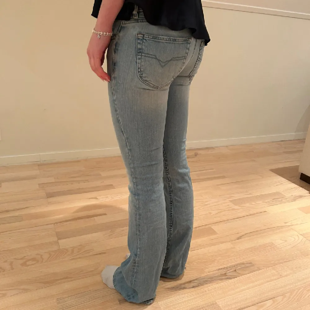 Snygga lågmidjade diesel jeans, allmänt bra skick men har två små hål syns till exempel på bild 3, även slitna vid hälarna eftersom dom är långa❣️. Jeans & Byxor.